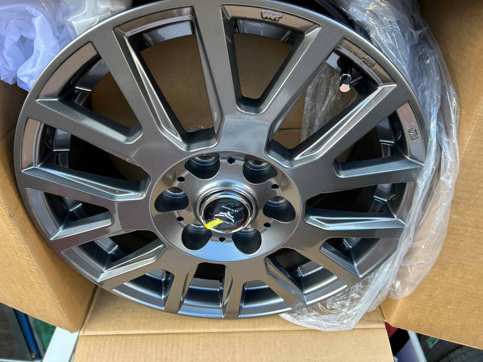 グランエース　スタッドレス用17インチホイールの画像