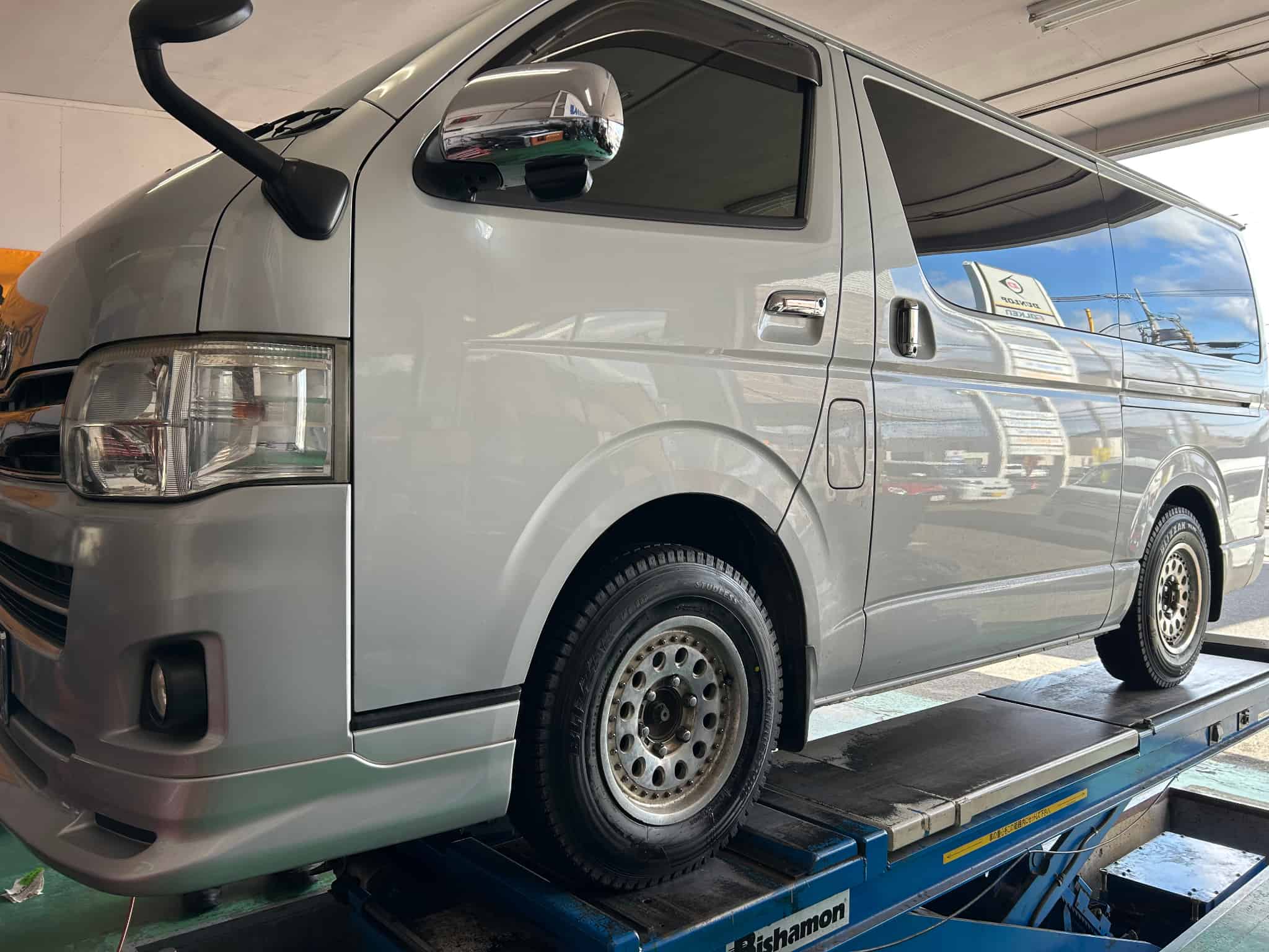 ハイエースにブリヂストンスタッドレスの画像