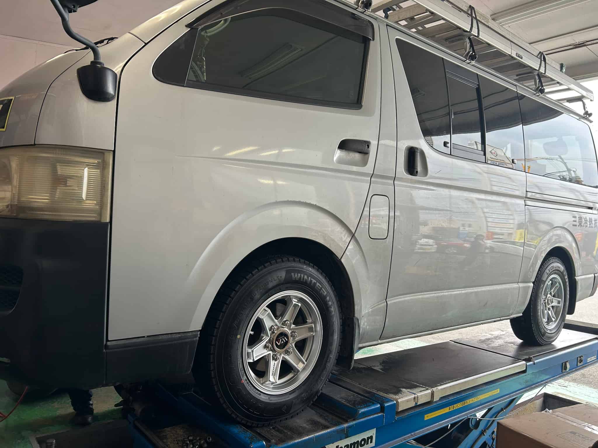 ハイエースにダンロップスタッドレスの画像