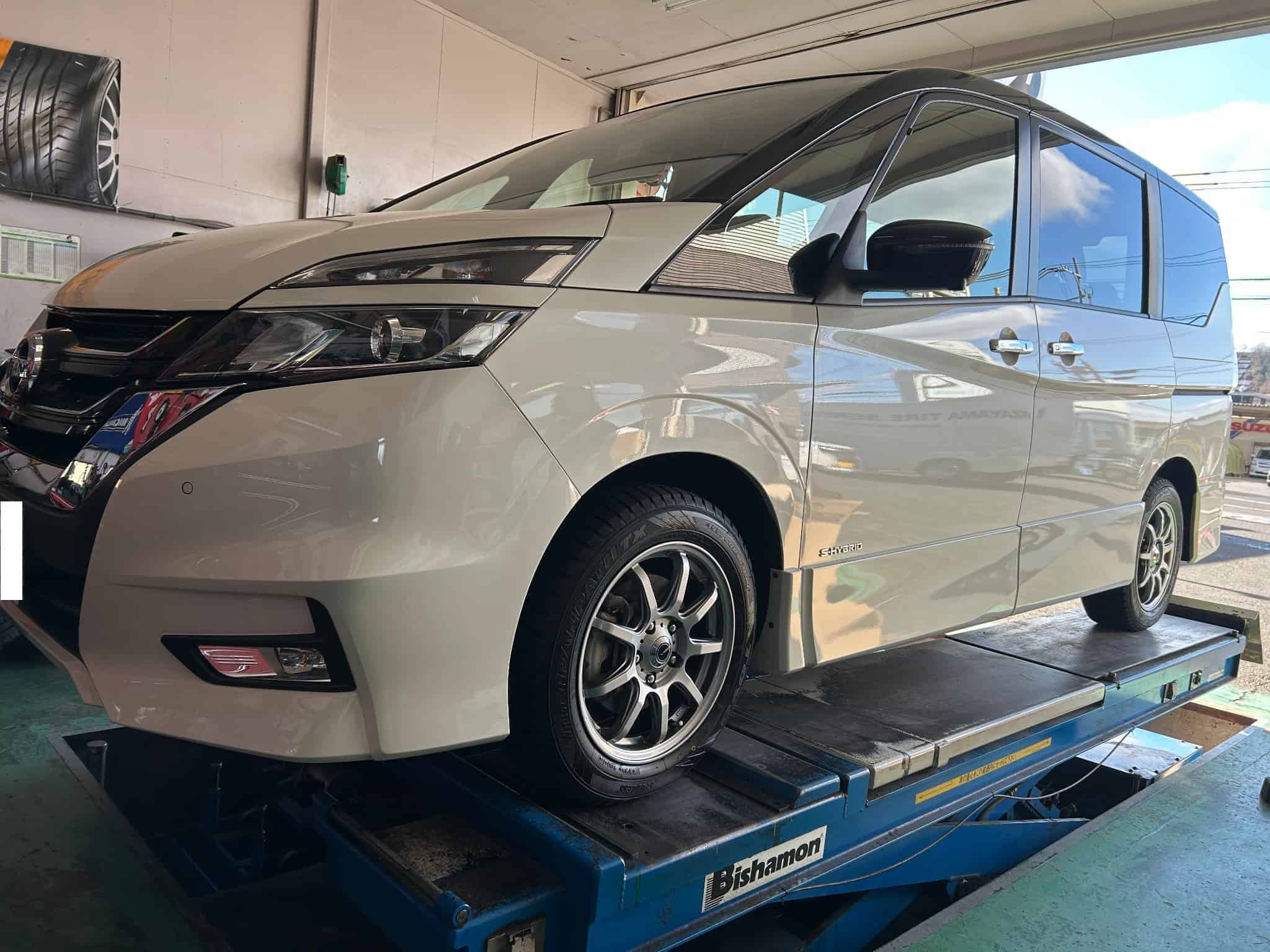 セレナへ　ミニバン専用スタッドレス＆アルミセットの画像