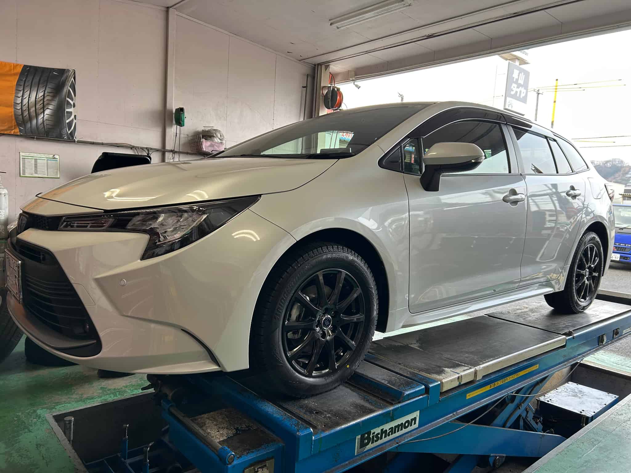 カローラツーリングにブリヂストンスタッドレス＆アルミセットの画像