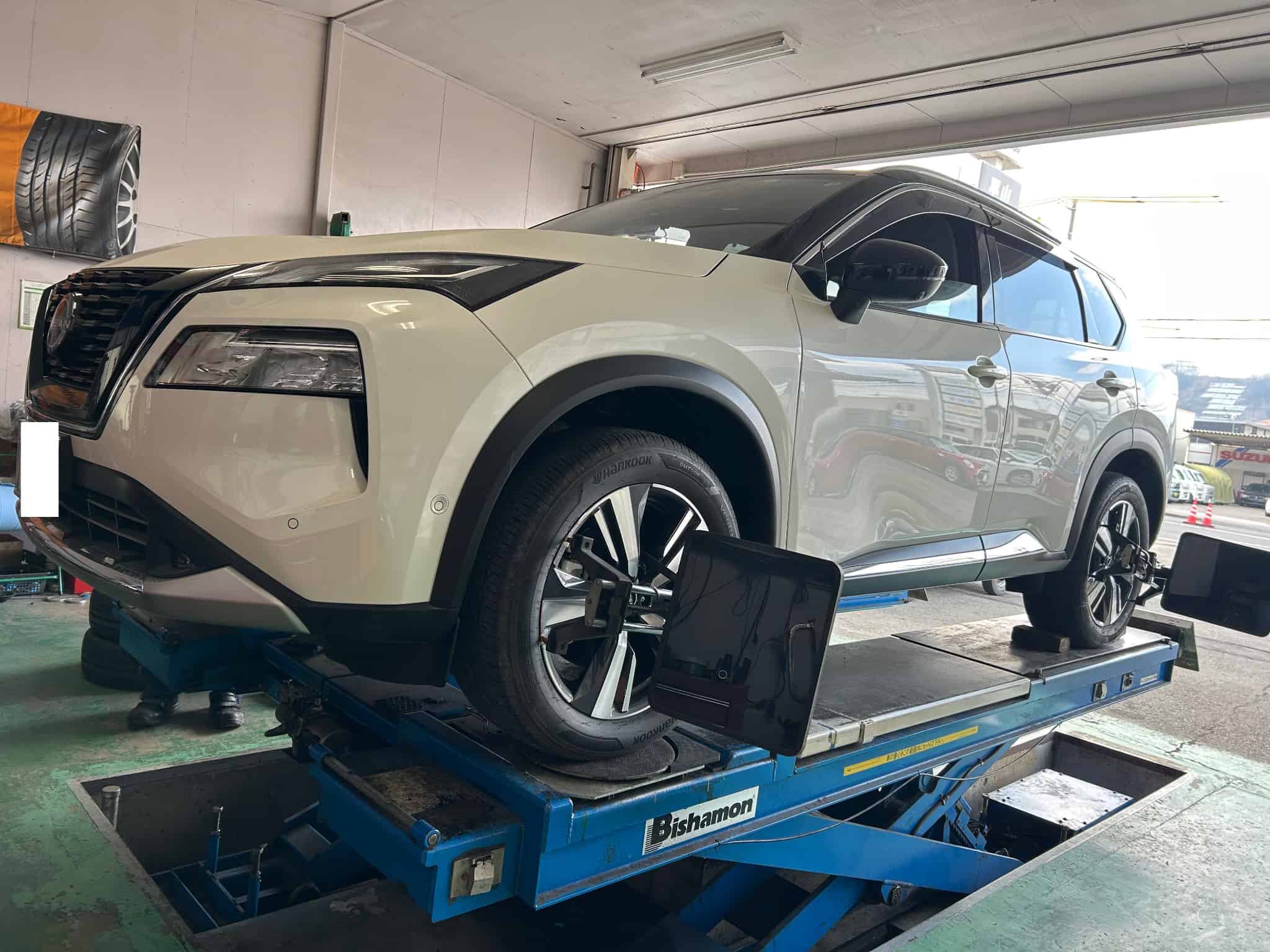 4輪アライメント調整　エクストレイルの画像