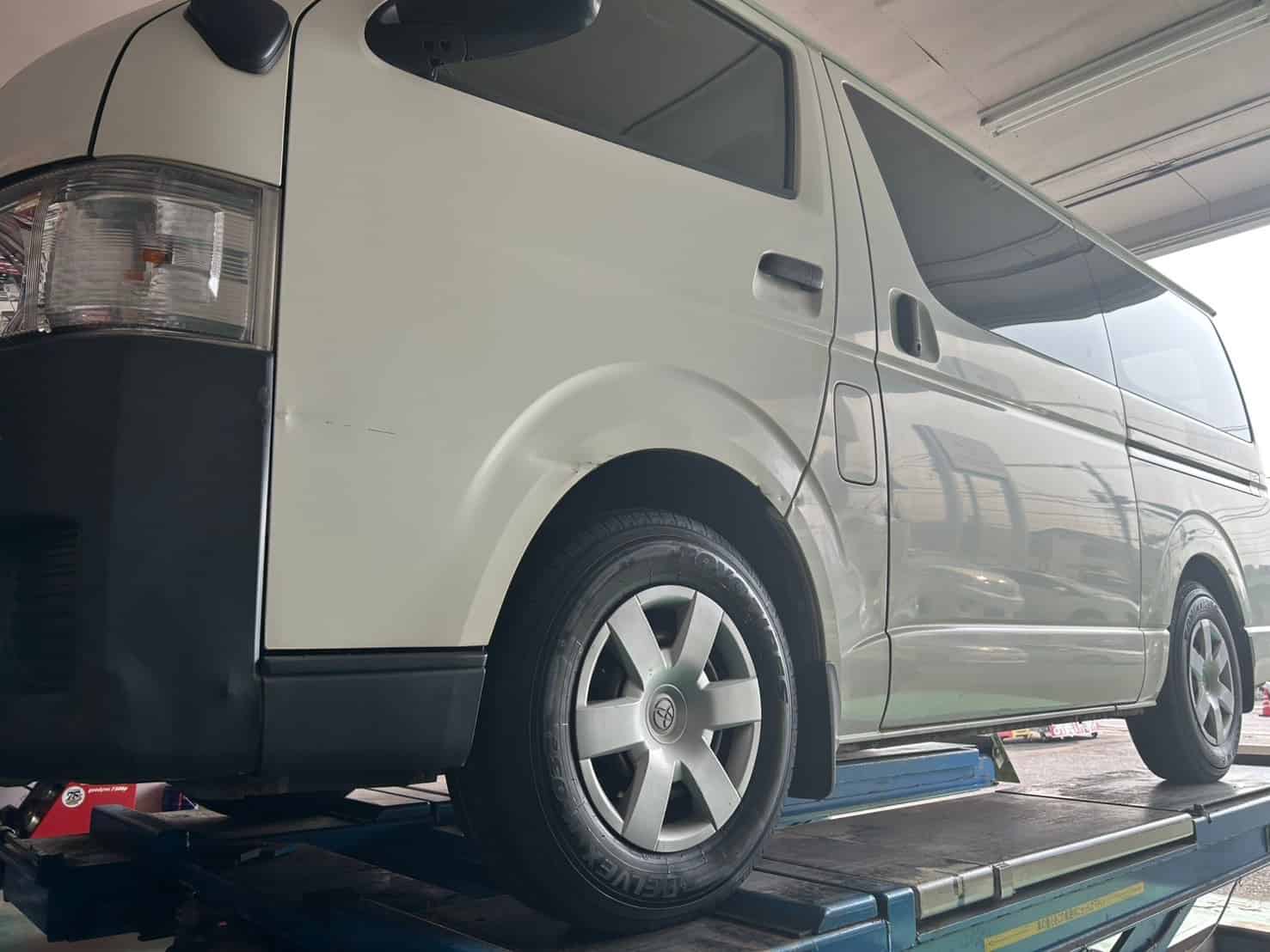 ハイエースへ　ビジネスバンタイヤの画像