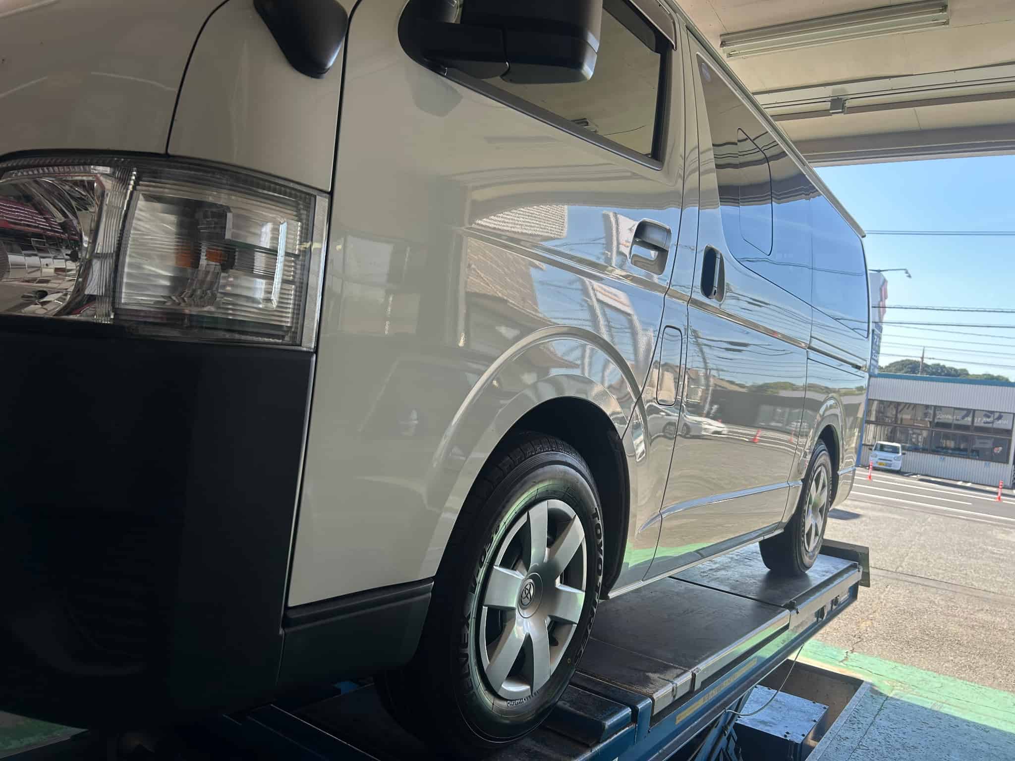 ハイエースへ　ビジネスバンタイヤの画像