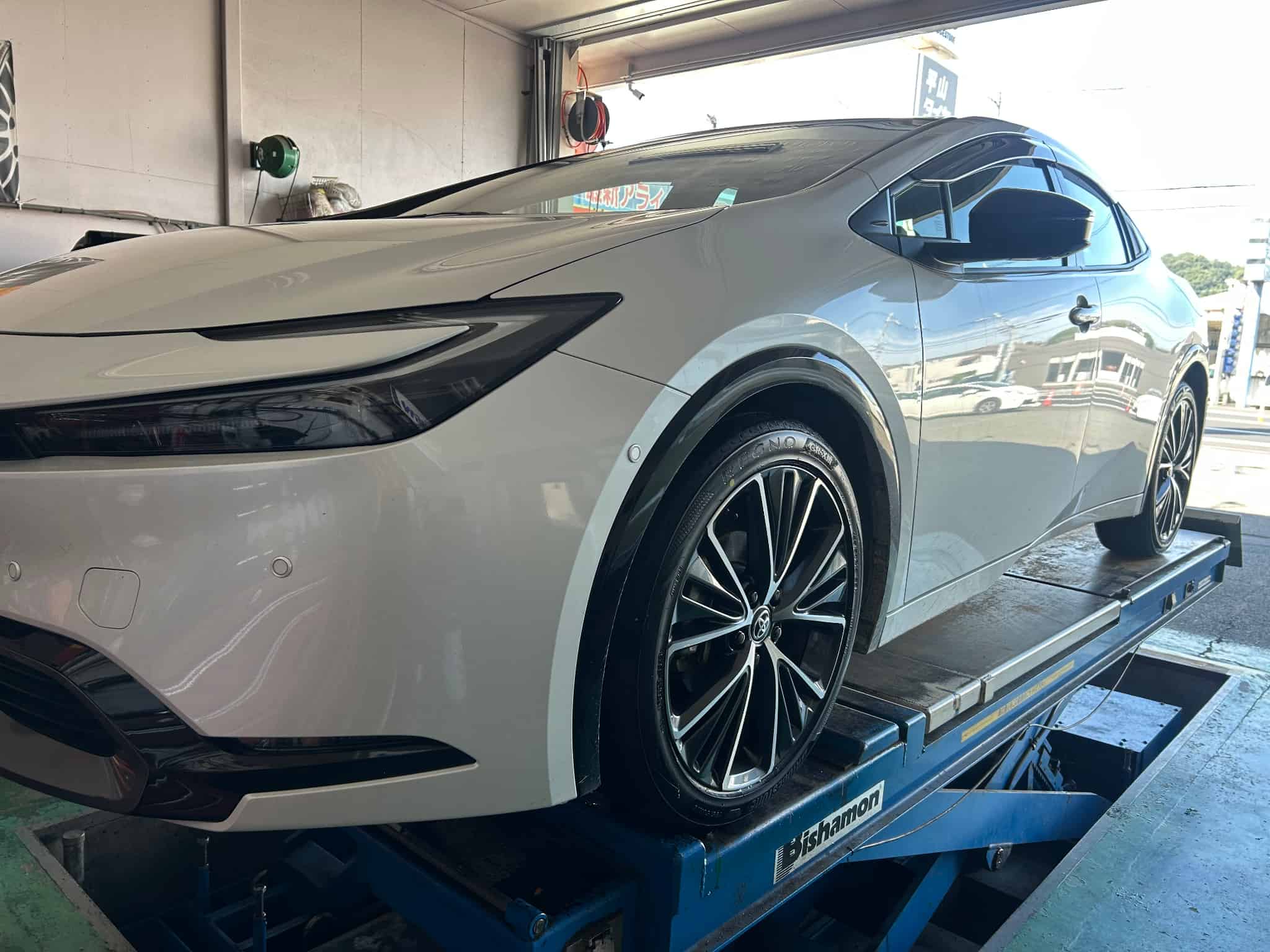 プリウスへ　ブリヂストンのレグノの画像