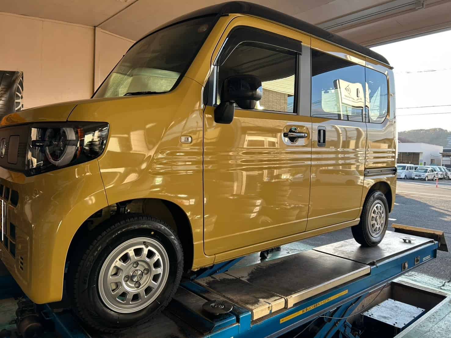 N-バンeへ　ブリヂストンスタッドレス＆アルミセットの画像