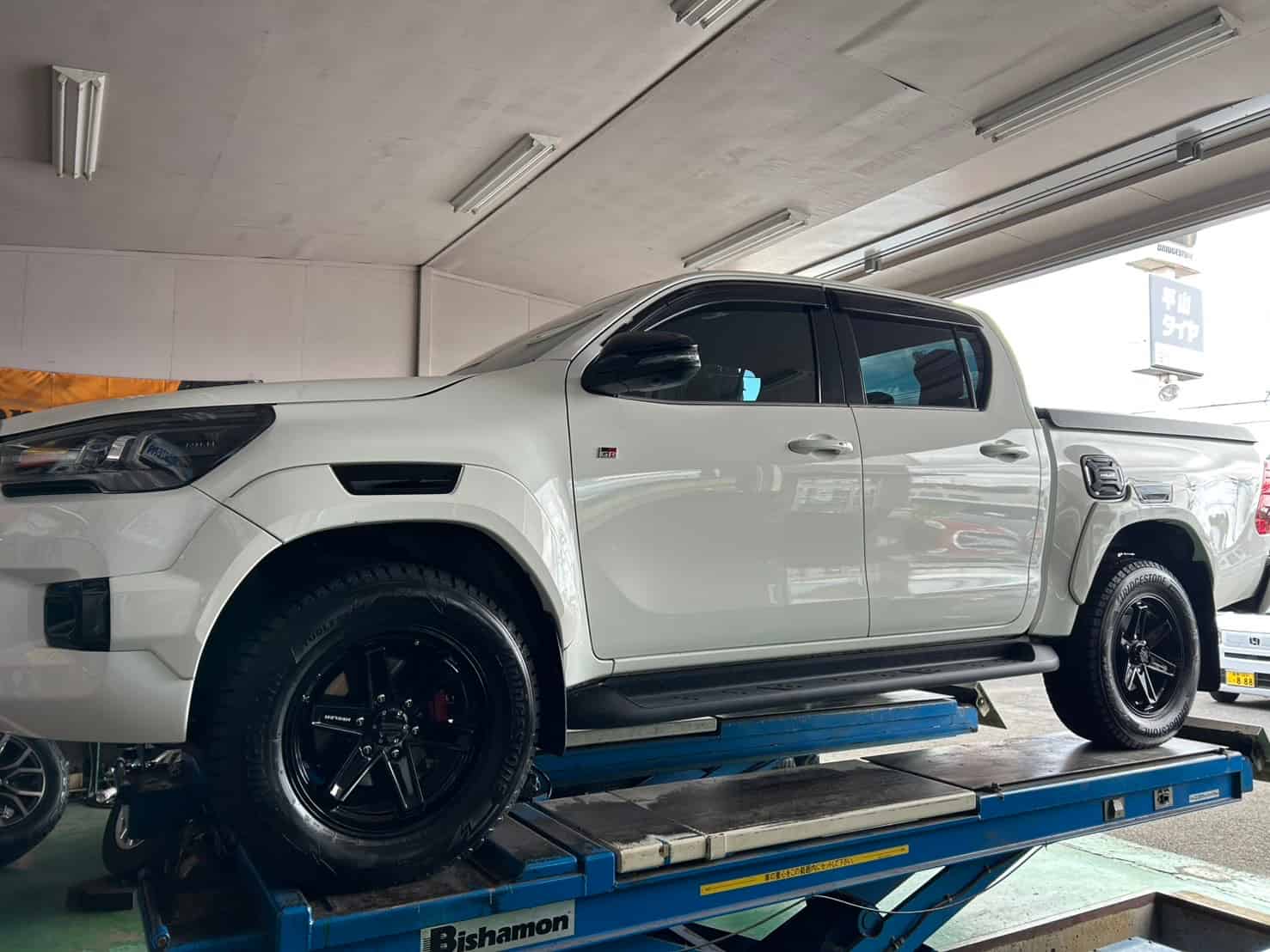 ハイラックスへ　SUV専用ブリザックスタッドレスの画像