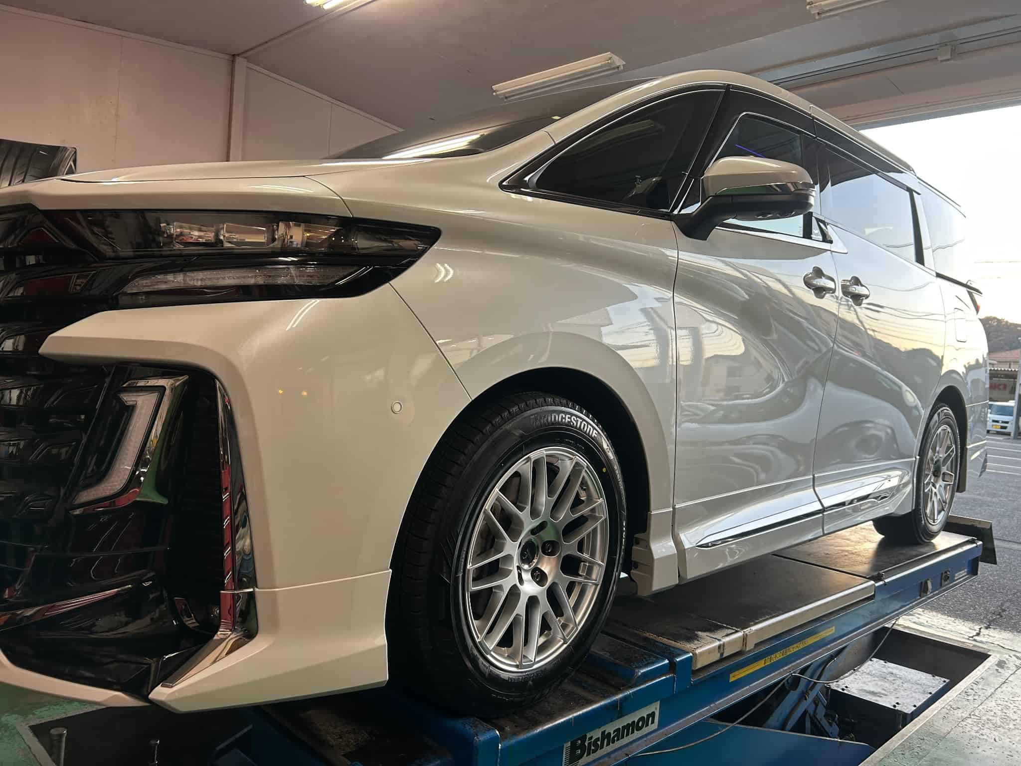 ヴェルファイアへ　ブリザックスタッドレス＆18インチアルミセットの画像