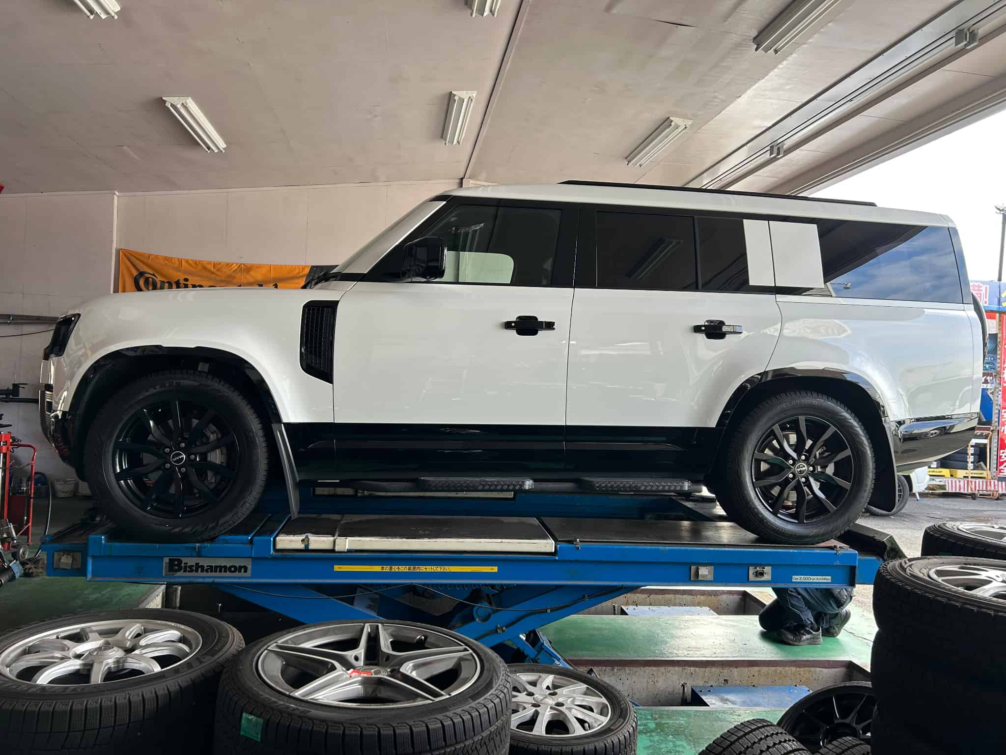 ランドローバー　デｲフェンダーへ　20インチスタッドレス＆アルミホイールセットの画像