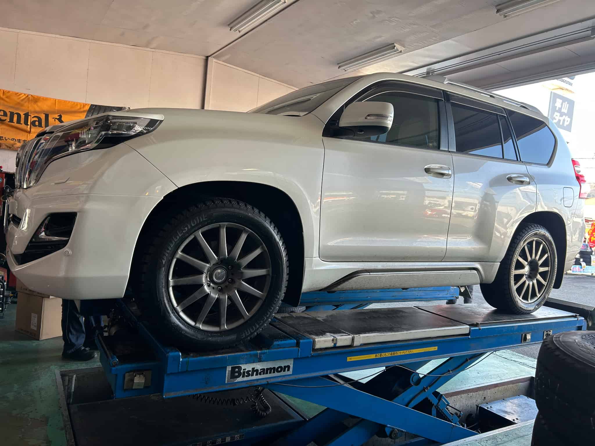 ランドクルーザープラドへ　20インチスタッドレスの画像