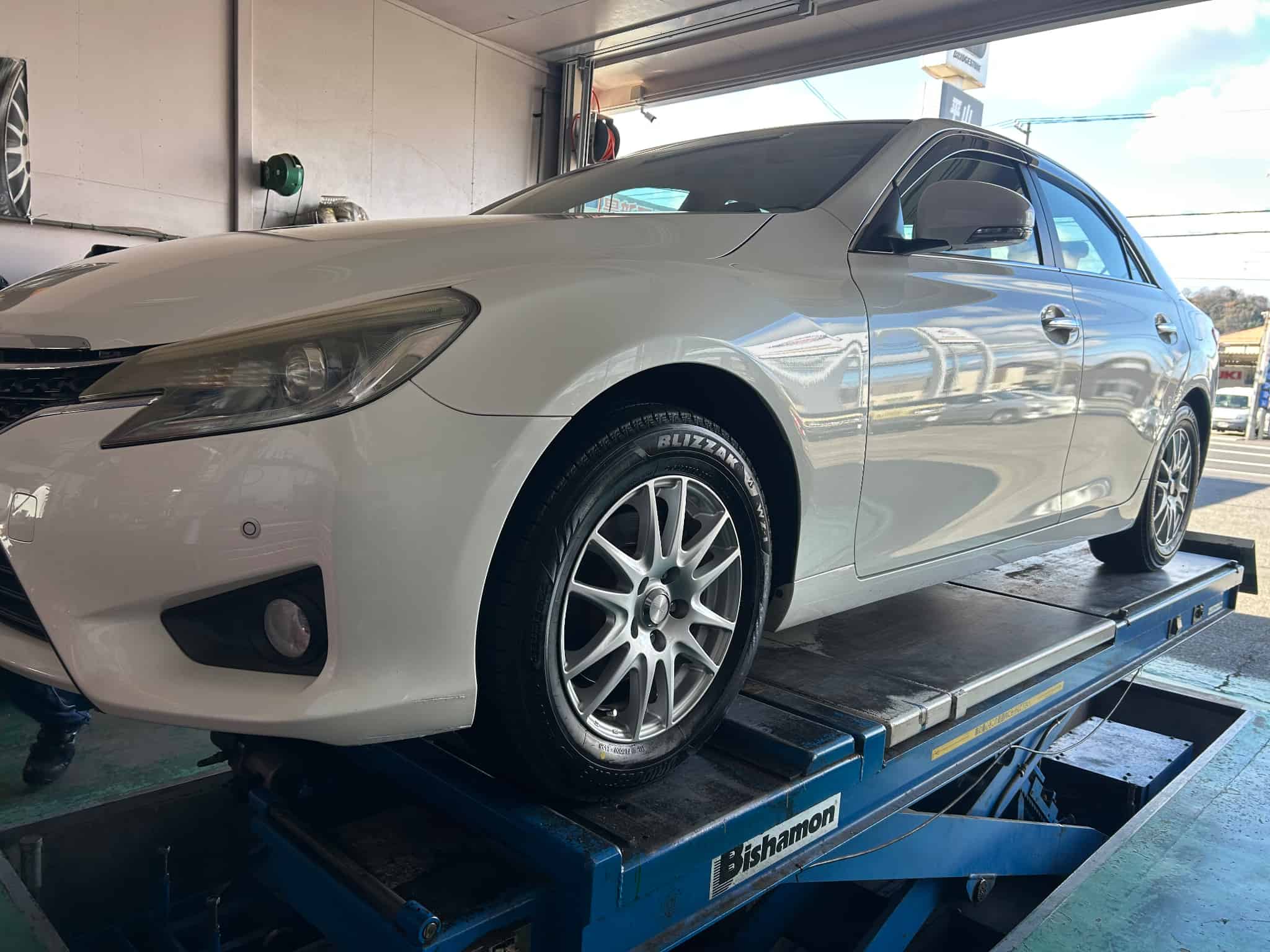 マークXへ　ブリヂストン　スタッドレスWZ-1の画像