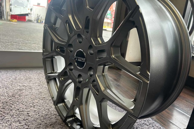 ホイールカラーは5色展開　 写真はチタニウムシルバー色 　 